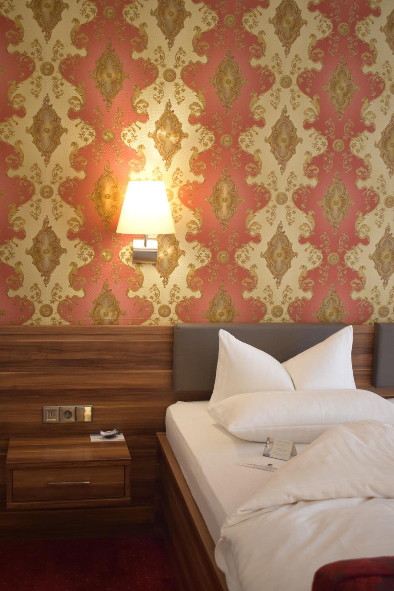 Akzent Hotel Goldner Hirsch 卡门茨 外观 照片