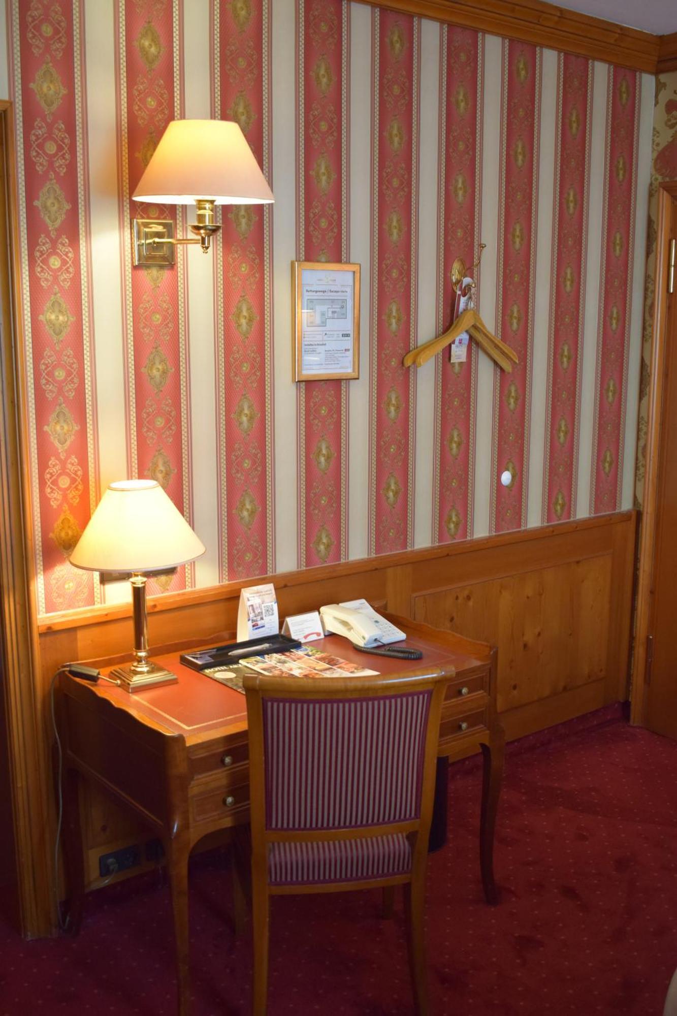 Akzent Hotel Goldner Hirsch 卡门茨 外观 照片