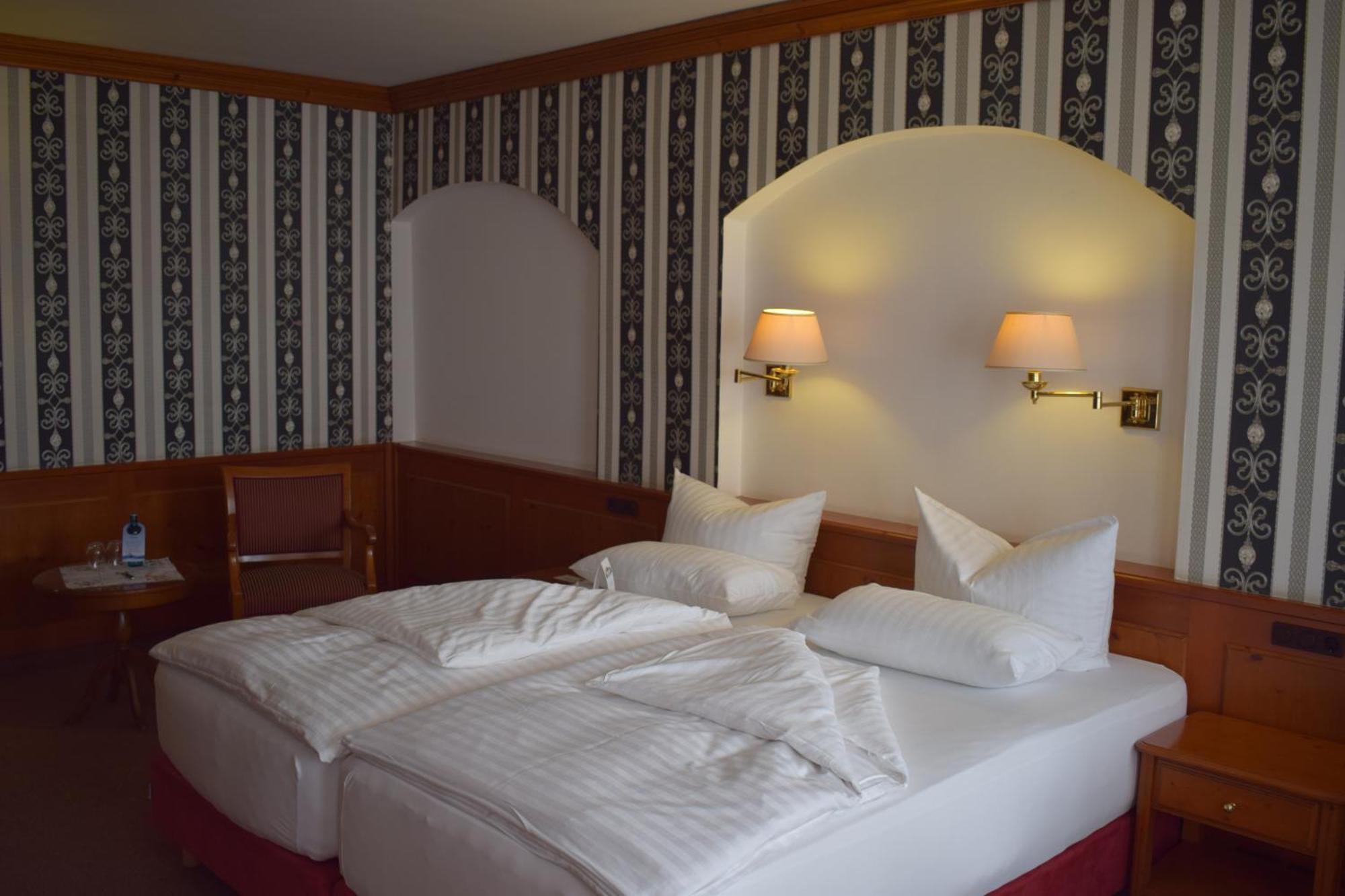Akzent Hotel Goldner Hirsch 卡门茨 外观 照片
