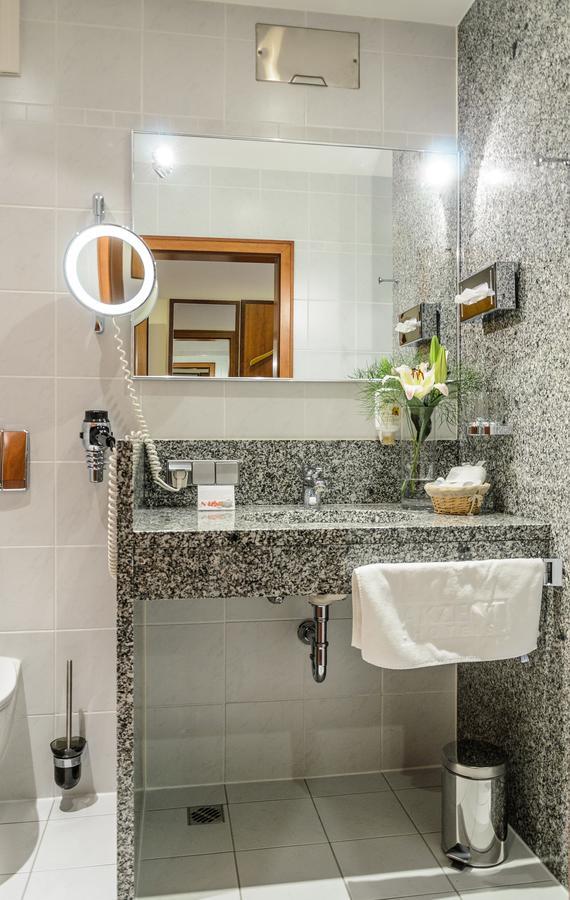 Akzent Hotel Goldner Hirsch 卡门茨 外观 照片