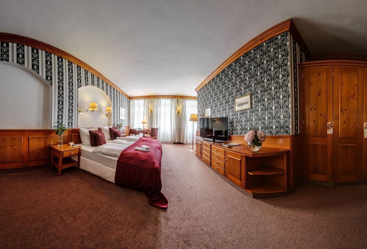 Akzent Hotel Goldner Hirsch 卡门茨 外观 照片