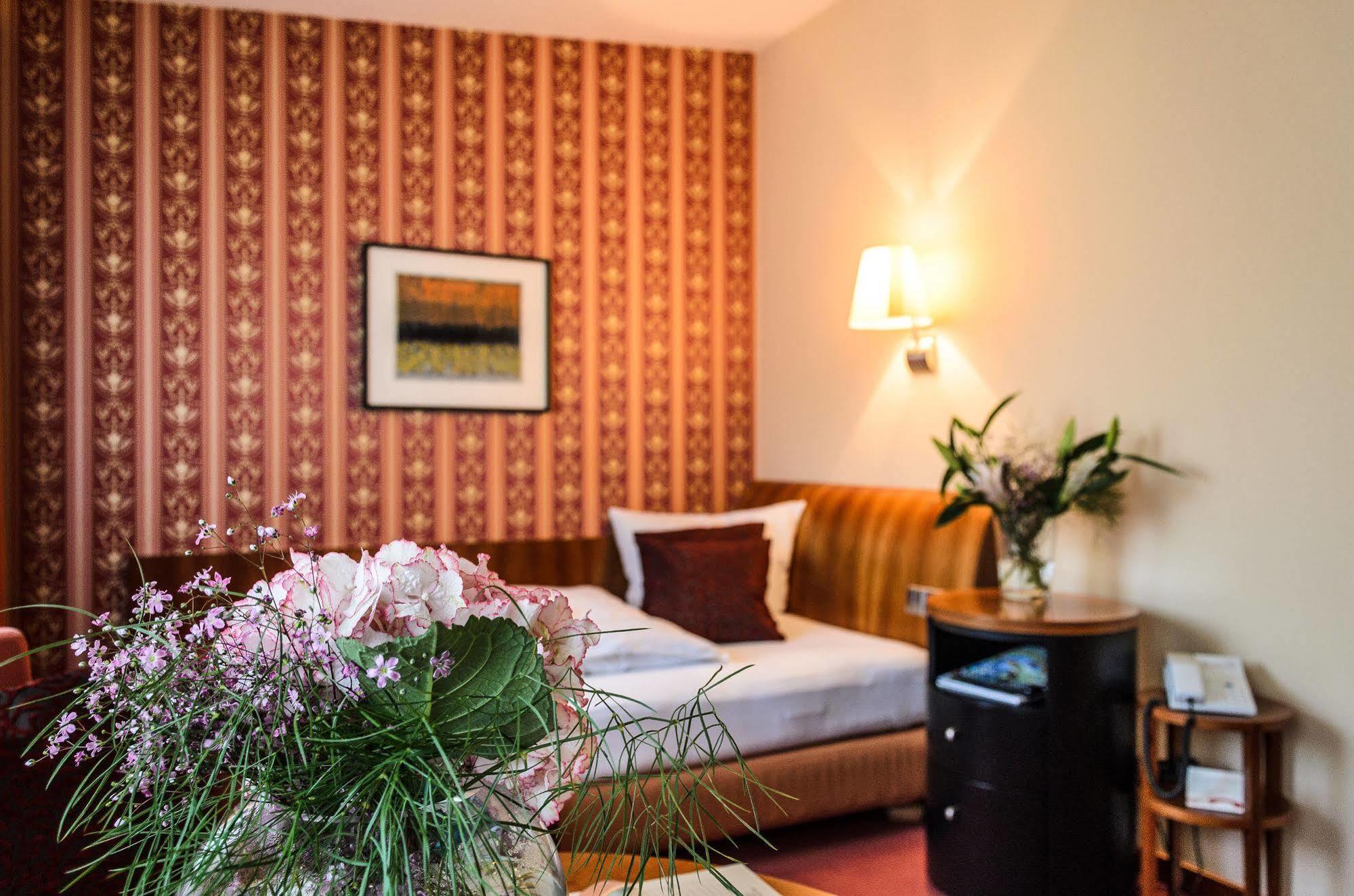 Akzent Hotel Goldner Hirsch 卡门茨 外观 照片