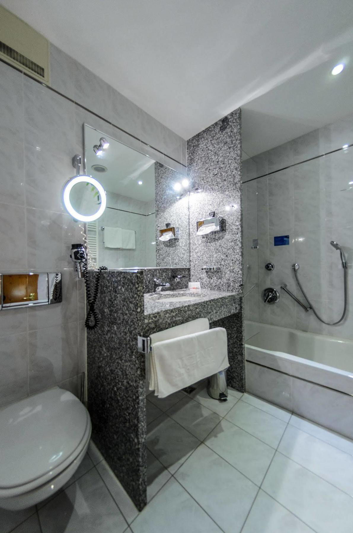 Akzent Hotel Goldner Hirsch 卡门茨 外观 照片