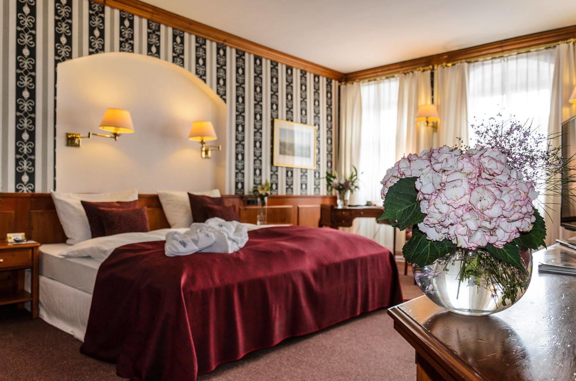Akzent Hotel Goldner Hirsch 卡门茨 外观 照片
