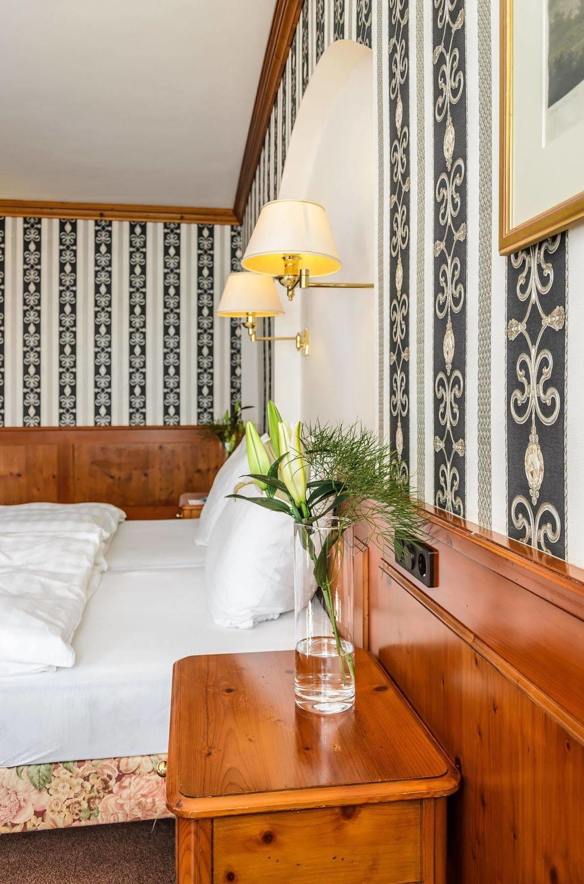 Akzent Hotel Goldner Hirsch 卡门茨 外观 照片