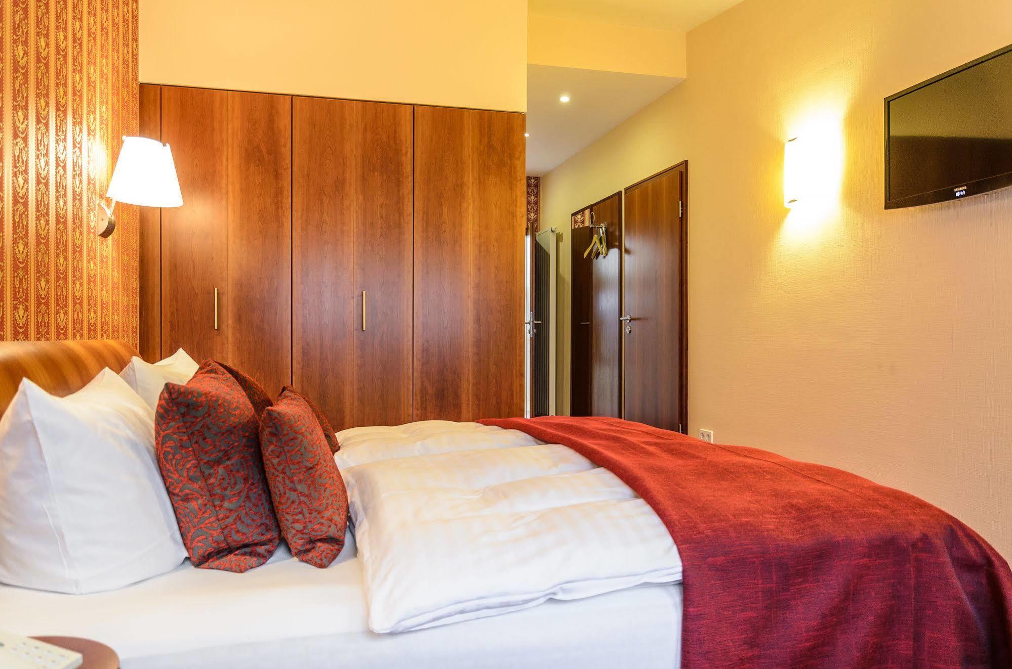 Akzent Hotel Goldner Hirsch 卡门茨 外观 照片