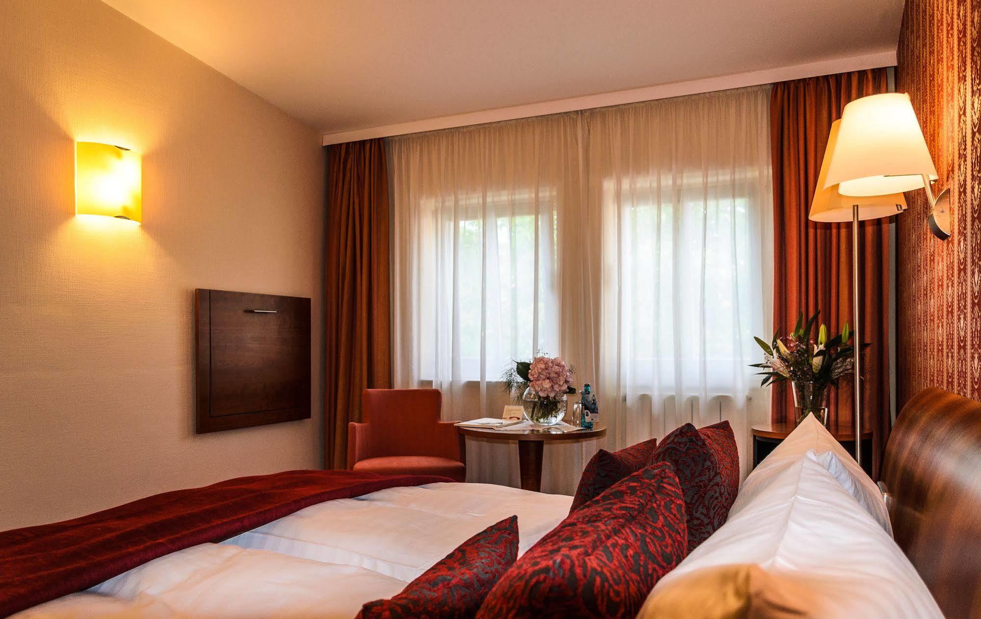Akzent Hotel Goldner Hirsch 卡门茨 外观 照片