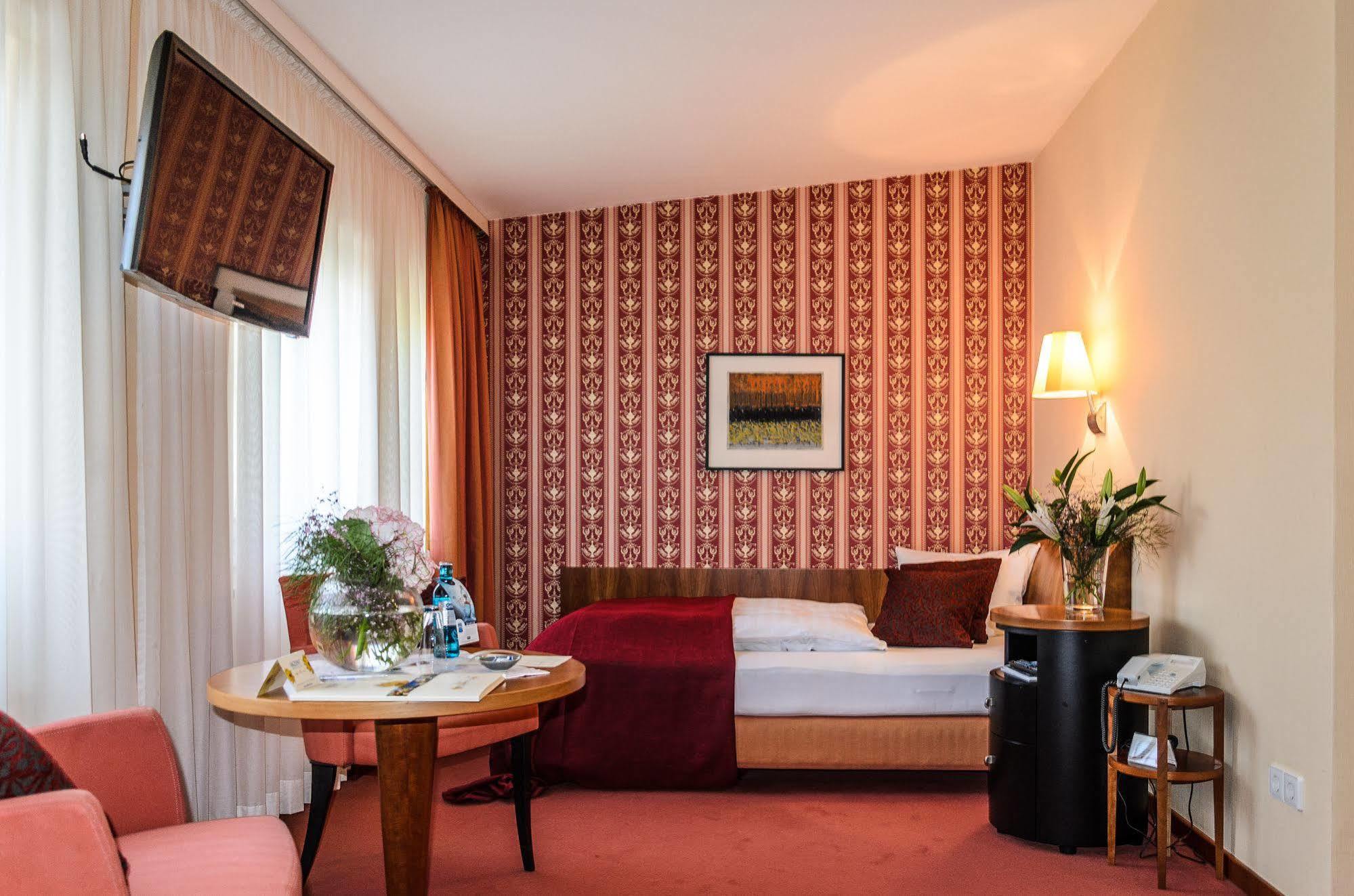 Akzent Hotel Goldner Hirsch 卡门茨 外观 照片